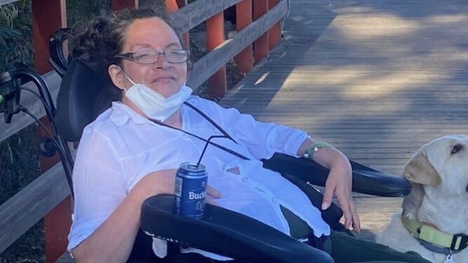 Una foto de Isabel Ruiz en su silla de ruedas.