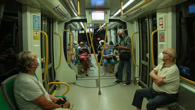 Personas en el metro de Málaga.