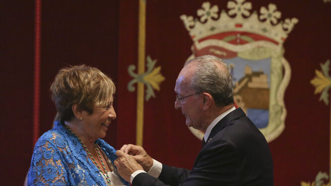 Villalobos recibe la medalla de la Ciudad.
