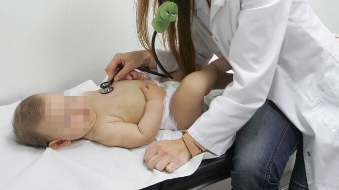 Una pediatra atiende a un bebé, en una imagen de archivo.
