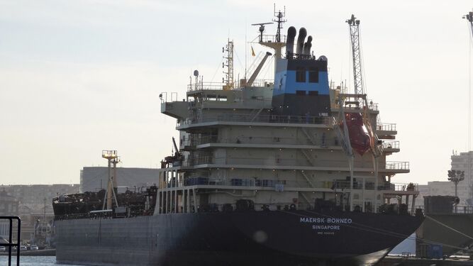 El buque ‘Maersk Borneo’ realizando en el puerto de Málaga una operativa de aceite.