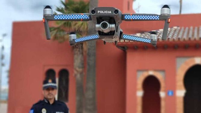 El dron que lleva una cámara zoom incorporada  en pleno vuelo.