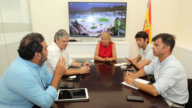 La reunión mantenida entre el Ayuntamiento, el estudio Huete Arquitectos y el Marbella FC.