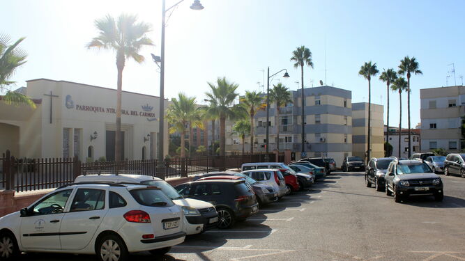 El parking en superficie localizado junto a la parroquia del Carmen, en Estepona.