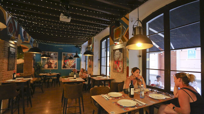 Varias personas en el interior de un restaurante en Málaga.
