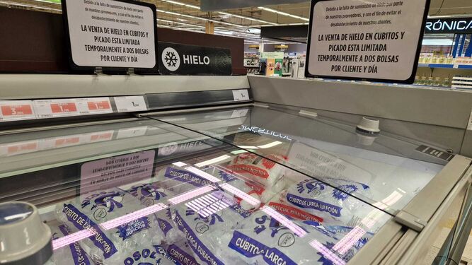 Una cadena de supermercados anuncia el racionamiento en la venta de hielo, este viernes.