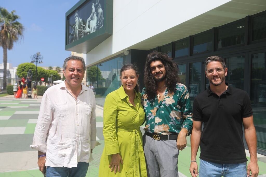 El cantaor flamenco Israel Fern&aacute;ndez visita el Museo Camar&oacute;n en San Fernando