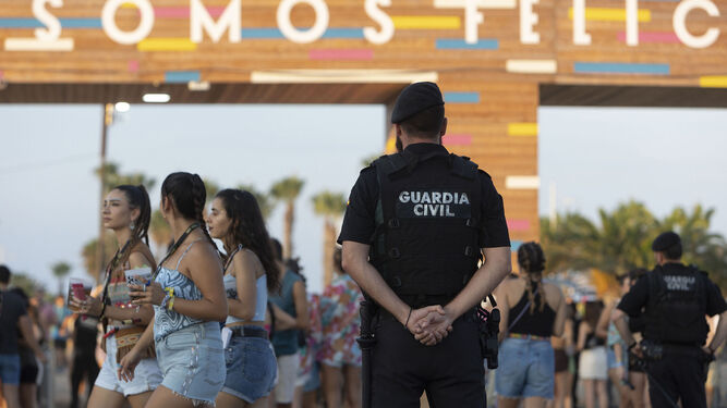 La Guardia Civil ha incrementado la vigilancia tras las últimas denuncias por pinchazos en fiestas y festivales, este sábado durante la tercera jornada de conciertos del Festival Arenal Sound, en Burriana (Castellón).