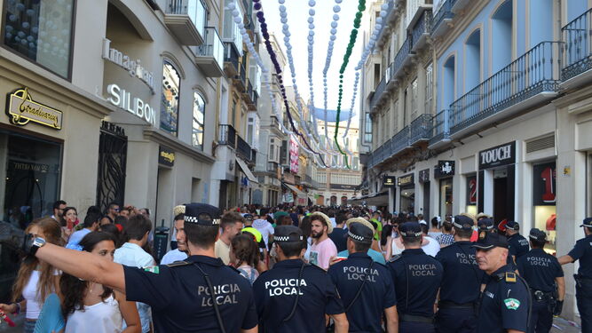 La Policía local interviene en un botellón durante la Feria de Málaga en el centro, fotografía de archivo.