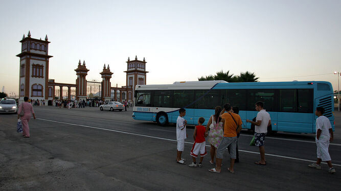 Un autobús llega al Cortijo de Torres,  foto de archivo.