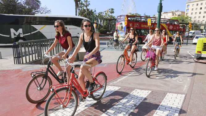 Un grupo de ciclistas recorren el carril bici de la plaza de la Marina.