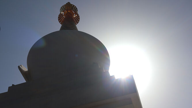 Vista de la cúspide de la estupa budista de Benalmádena con el sol al fondo.