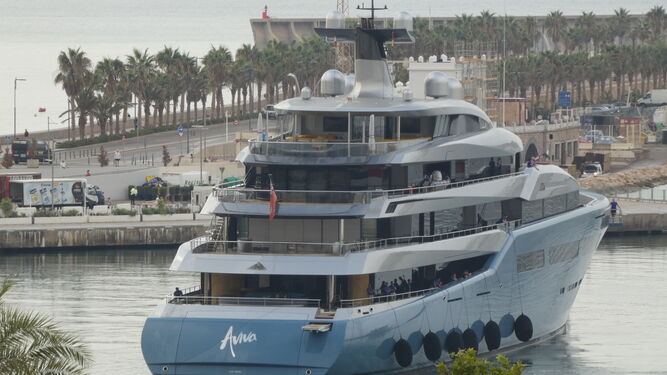 El superyate 'Aviva' realiza la maniobra de atraque en el puerto de Málaga.