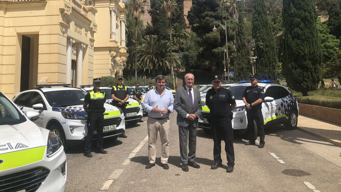El alcalde de Málaga, Francisco De la Torre, junto al concejal de Seguridad, Avelino Barrionuevo, durante la presentación de los nuevos automóviles de la Policía Local.