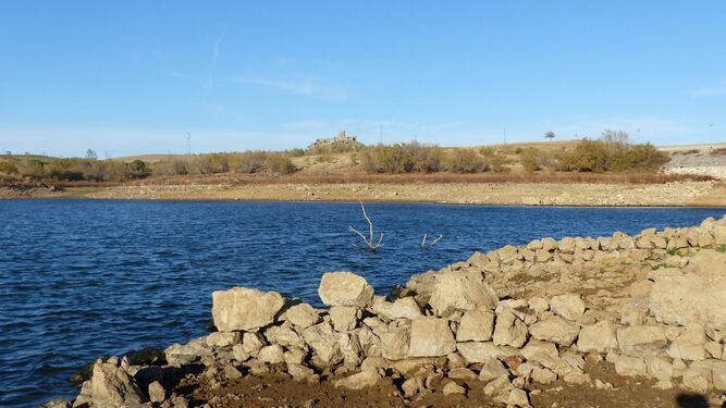 Muros de piedra aflorados al bajar el nivel del agua en Sierra Boyera por la sequía.