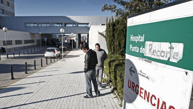 Dos hombres esperan en la entrada de urgencias del hospital Punta Europa de Algeciras.