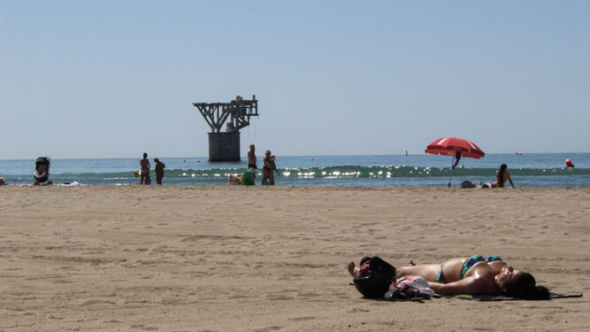 Jornada de tranquilidad en la playa de El Cable en Marbella.