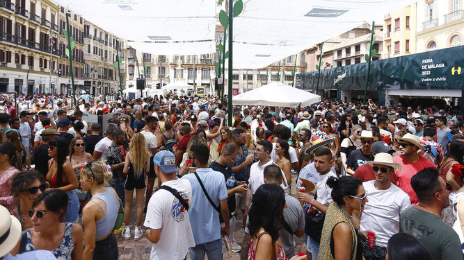 La fiesta abarrota el centro de Málaga en la Feria de 2022.