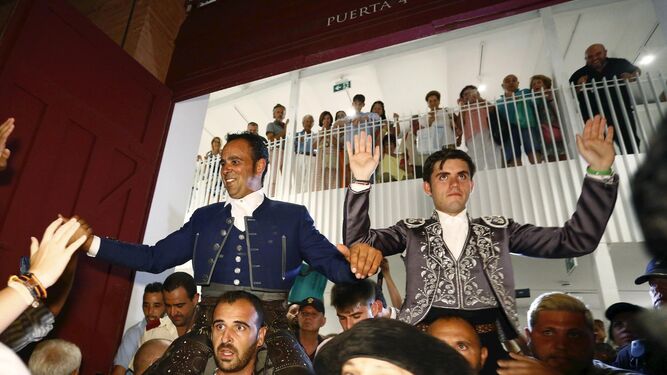 Hermoso de Mendoza y Ferrer Martín. a hombros.