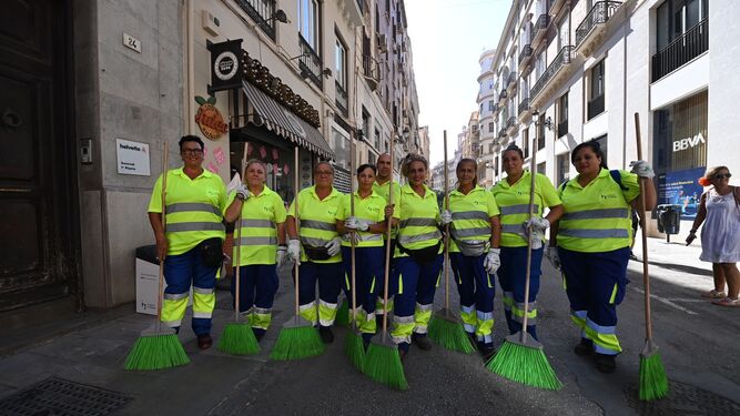 Varios operarios de Limasam en el centro de Málaga este lunes.