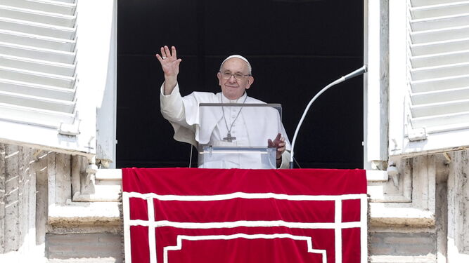 El Papa Francisco saluda desde el balcón en la plaza de San Pedro