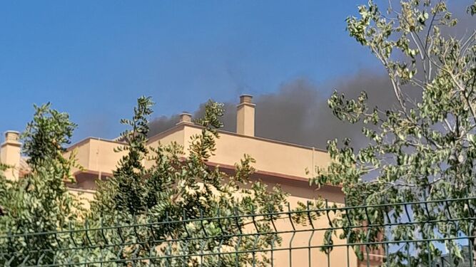 Columna de humo del incendio en una vivienda en Alhaurín de la Torre.