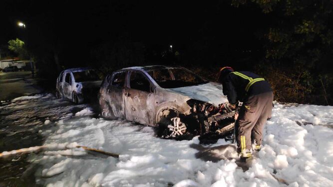 Le queman el coche en Málaga y permanece de guardia para descubrir al pirómano