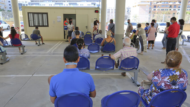 Personas esperando para vacunarse en el centro de salud de Santa Inés-Teatinos.