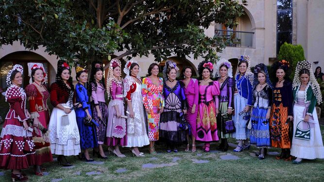 Las damas goyescas y su presidenta lucieron el traje tradicional por primera vez.