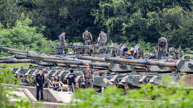 Soldados surcoreanos revisan tanques en Paju, cerca de la frontera intercoreana.