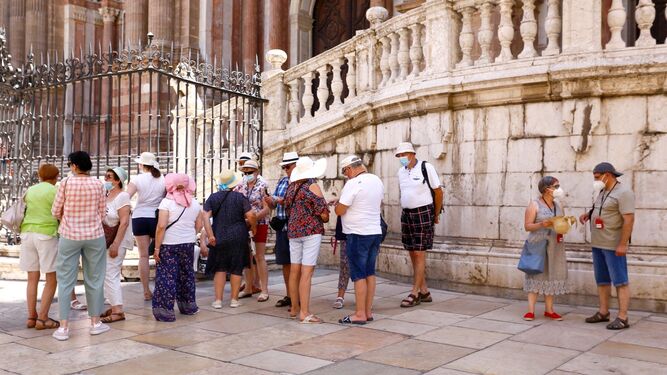 Un grupo de turistas frente a la Catedral de Málaga.