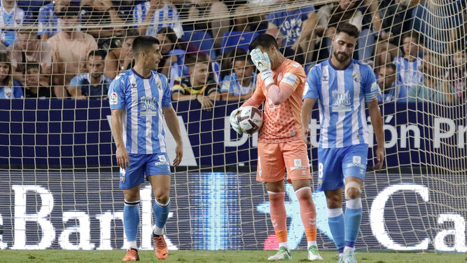 Bustinza, Luis Muñoz y Manolo Reina, tras un gol de Las Palmas