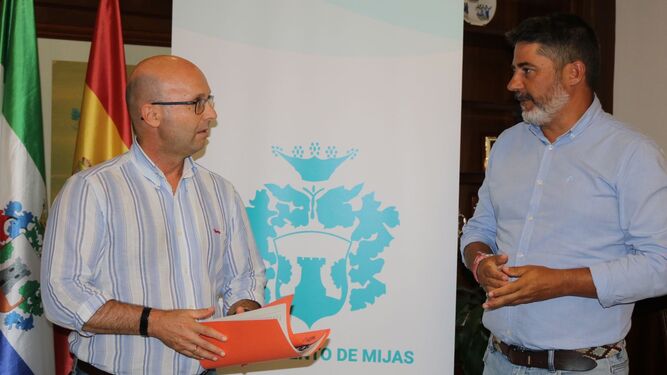 El concejal de Contratación del Ayuntamiento de Mijas, Roy Pérez, y el de Infraestructuras, José Carlos Martín.