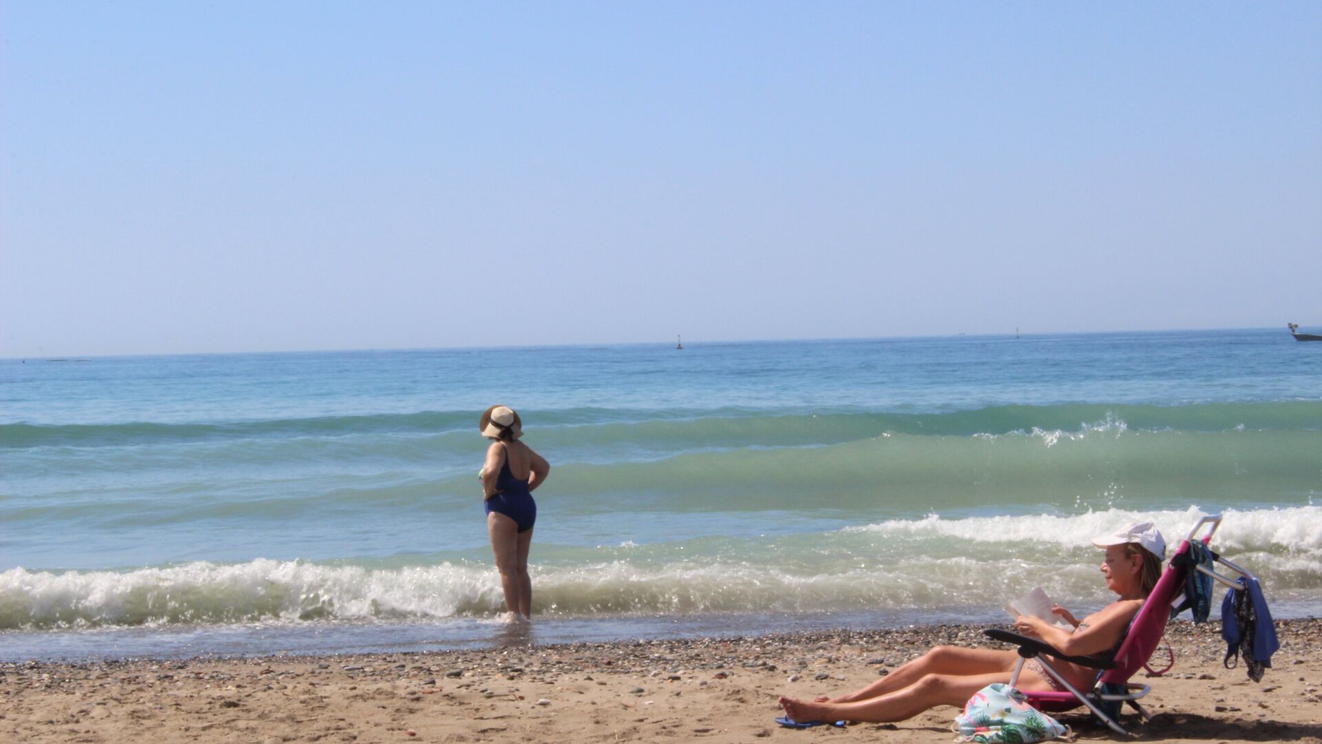 Ba&ntilde;istas en la playa del Cable, Marbella.