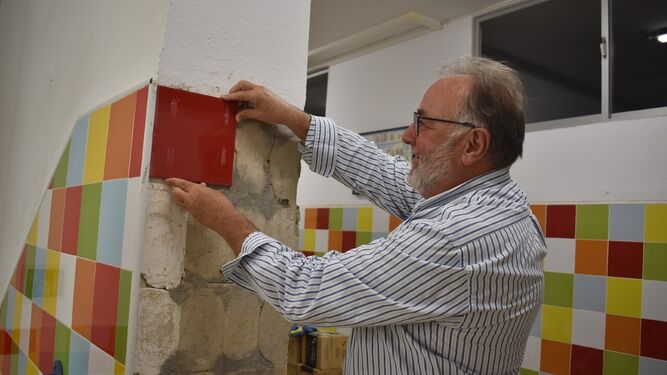 Joaquín Villanova repasa los azulejos caídos del colegio Isaac Peral.