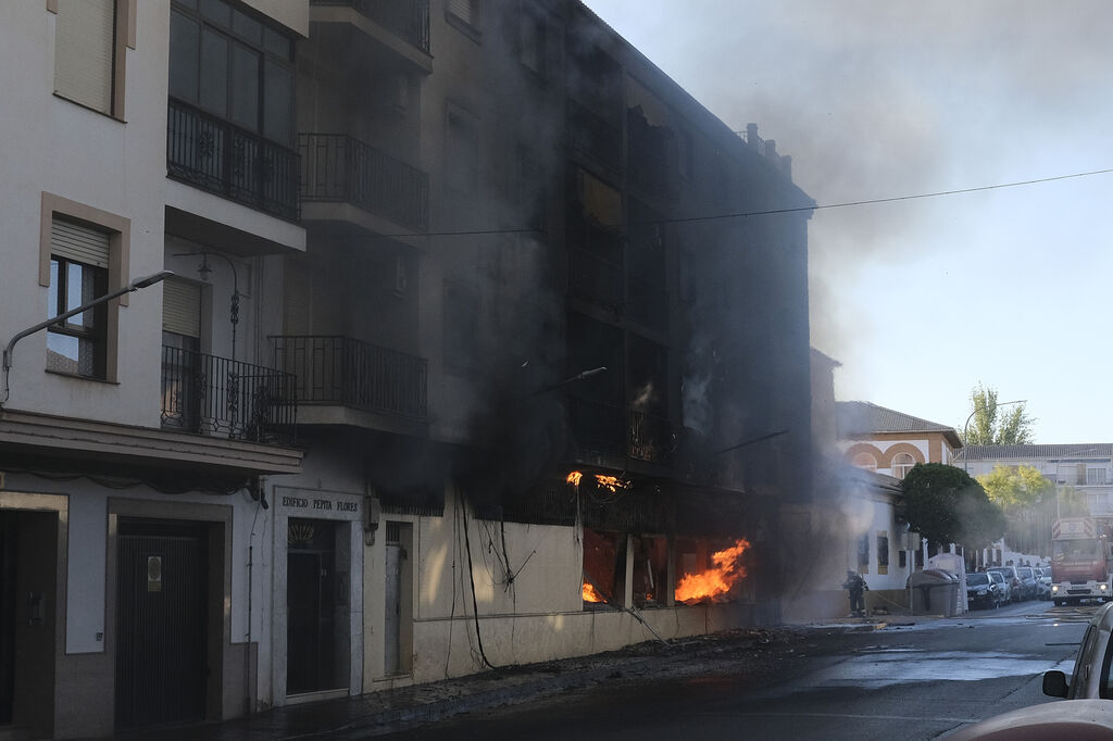 Incendio de un edificio de 18 viviendas en Ronda, en fotos