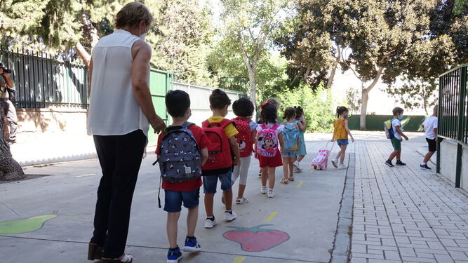 Niños con mascarilla entrando en un centro escolar el pasado curso.