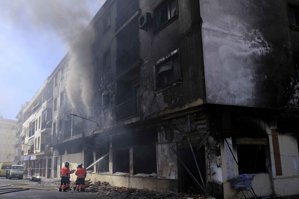 Incendio de un edificio de 18 viviendas en Ronda, en fotos