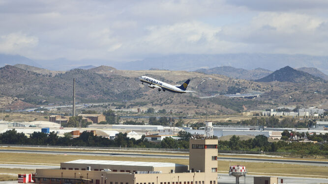 Un avión despega del aeropuerto de Málaga.