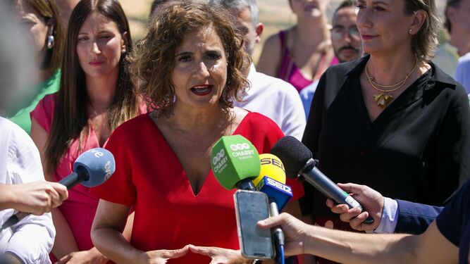 María Jesús Montero atiende a la prensa en Ronda.