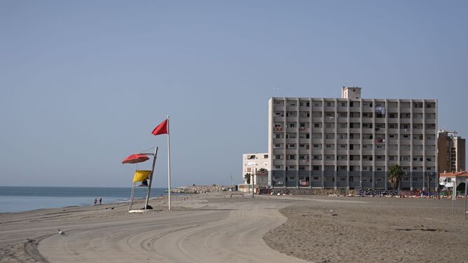Bandera roja en la playa de Sacaba de Málaga, este miércoles.