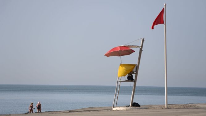 Bandera roja en la playa de Sacaba este miércoles.