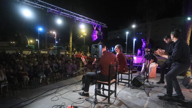 Actuación de Paco Manano en la Noche de Cante que cerraba La Isla Ciudad Flamenca.