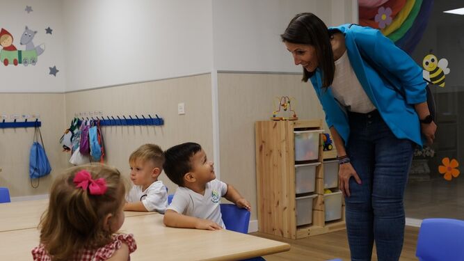 Mercedes García Paine, delegada de Educación y Deporte en funciones, durante su visita al Centro de Educación Infantil San Pablo en Málaga