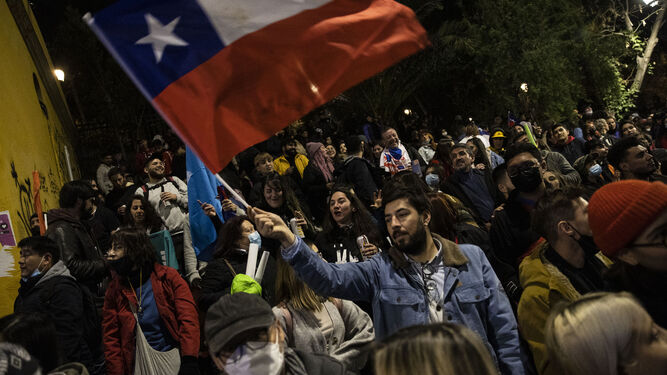 Ciudadanos participan en el cierre de campaña  del 'Apruebo' en Santiago de Chile.