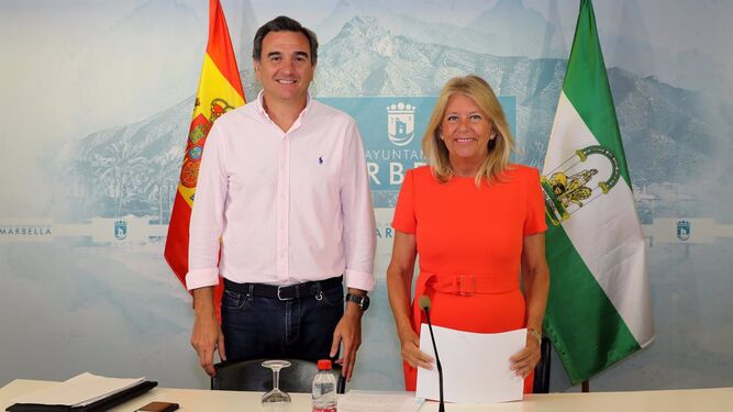 El concejal de Hacienda junto a la alcaldesa de Marbella.