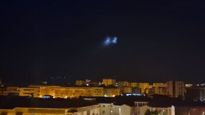 Unas luces extrañas sorprenden esta madrugada cruzando el cielo de Málaga