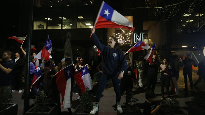 Partidarios al rechazo de una nueva Constitución celebran el resultado en Santiago (Chile).