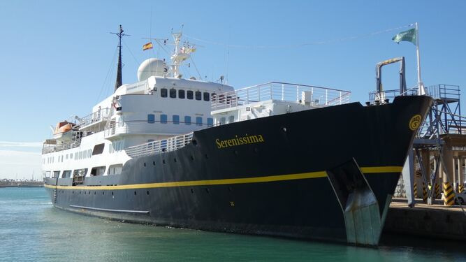 Un veterano buque de crucero 'Serenissima' en el puerto de Málaga.