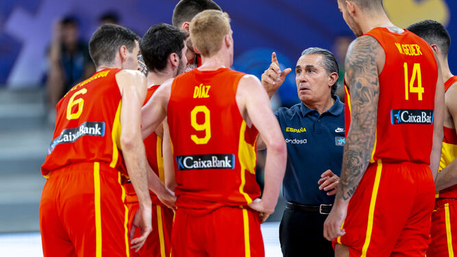 Scariolo dando indicaciones a sus jugadores durante el encuentro con Montenegro.